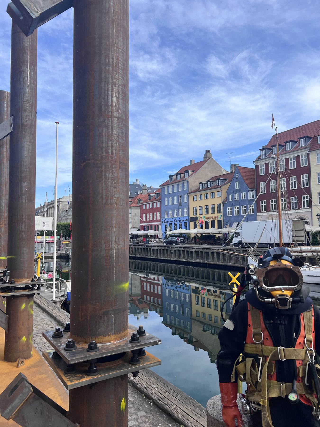 Erhvervsdykker i fuldt udstyr ved nyopstillede stålpæle i Nyhavn