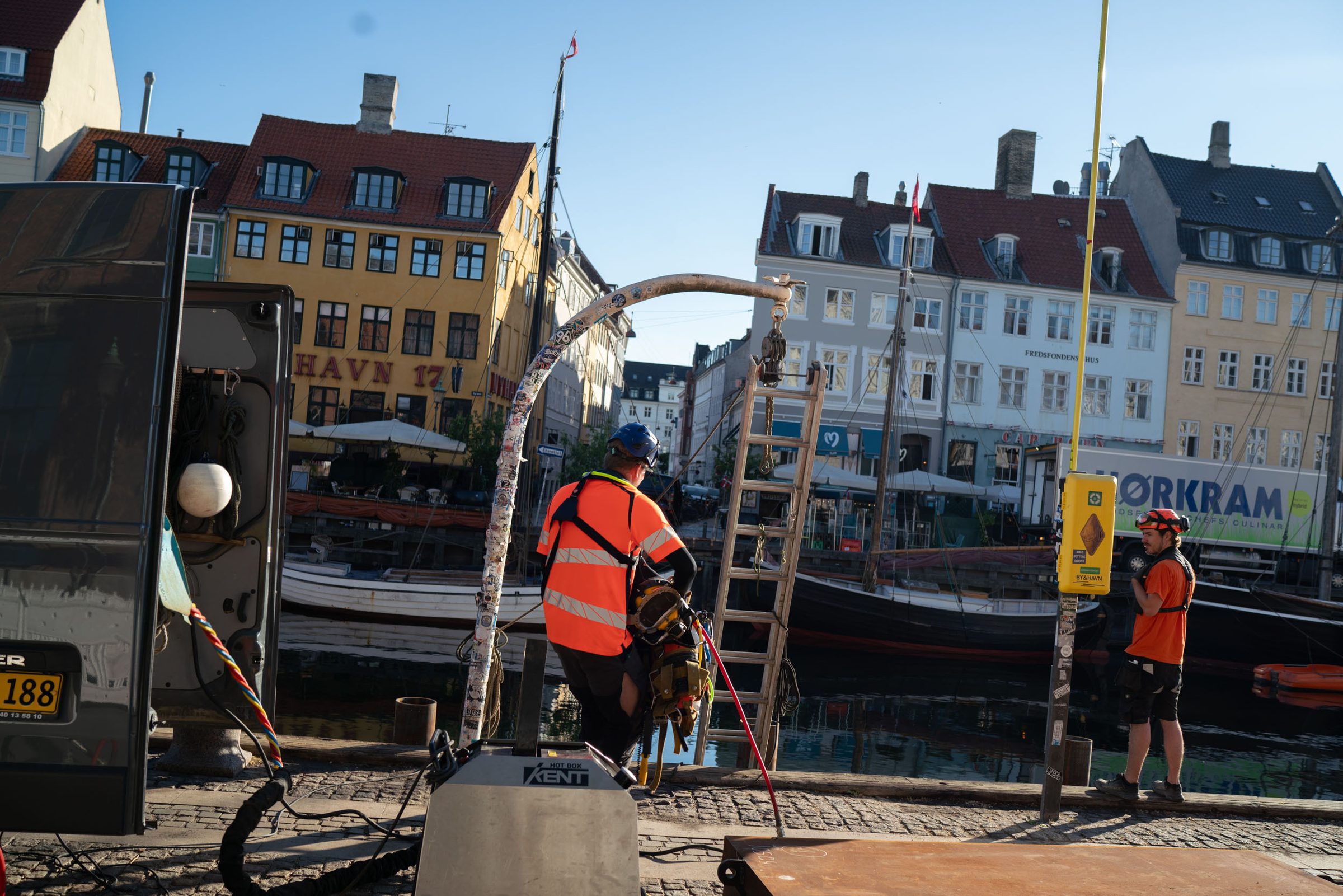 Erhvervsdykker gør klar til undervandsarbejde ved kajen i Nyhavn