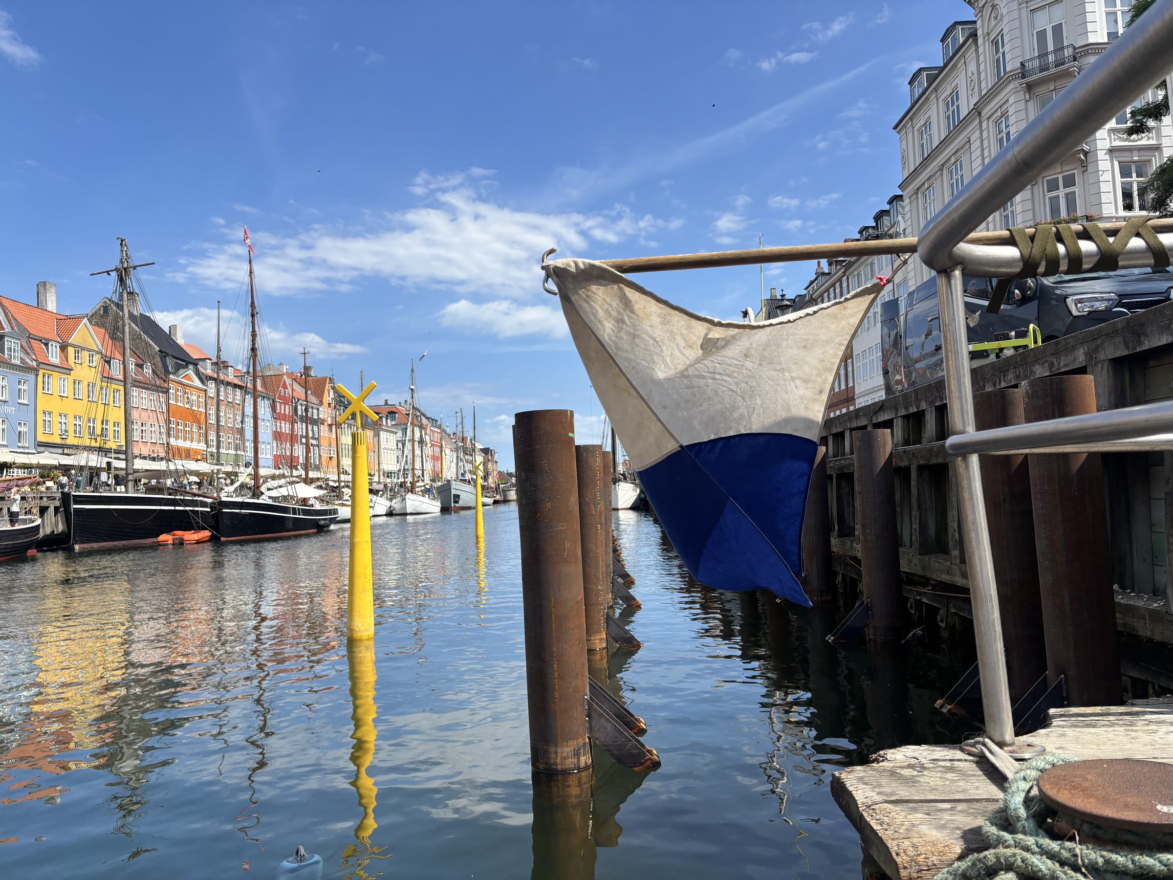 Stålpæle langs kajen under maritimt anlægsarbejde i Nyhavn